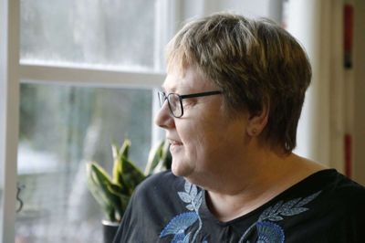 Siden august sidste år har Dorte Påskesen stået i spidsen for en sammenlægning af de to socialpsykiatriske enheder Skovlyset og Skiftesporet. Hun har i mange år været forstander på Skovlyset, så for at få balance i udviklingen har hun flyttet sit skrivebord til Skiftesporet. Mandag 15. februar fylder den nyudnævnte centerleder 60 år. Foto: Henrik Ole Jensen