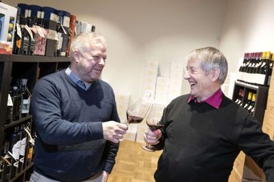Søren Rasmussen (t.v.) og Preben Christensen skåler for Brande Show, der har verdenspremiere lørdag 27. februar. Vinhandleren skal styre slagets gang i studiet, mens Preben Christensen bliver »præmie- og blomsterpige«. Foto: Tom Laursen