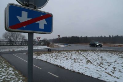 Der er to kilometer cykelsti mellem Kibæk og her ved Velstedhusvej nord for byen. Så slutter stien, og der følger fem kilometer hovedvej uden cykelsti, indtil den fortsætter mellem Studsgård og Herning. Foto: Henrik Lind Jørgensen