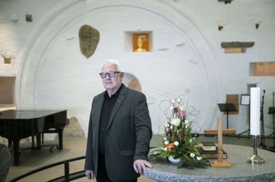 Gotfred Larsen forlod officielt jobbet som sognepræst og provst på Bornholm i 2015 for at gå på pension og flytte retur til Herning. Men han er stadig at finde i egnens kirker som vikar - aktuelt i Skive. Torsdag 19. februar fylder han 80 år.