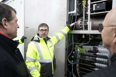 Ib Lauritsen og Carsten Kissmeyer spurgte interesseret ind til detaljerne, da innovation manager fra Siemens Gamesa, Finn Daugaard Madsen, fortalte om teknologien med elektrolyse, hvor vand og strøm benyttes til at producere brint. Foto: Tom Laursen