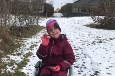Alberte er ni år og går til daglig i skole på Herningsholmskolen i et specialtilbud. Hun er født med en hjertefejl, som var minutter fra at koste hende livet. Siden har familien forsøgt at få så god en tilværelse som muligt. Alberte har i dag en hjerneskade efter to hjertestop, men hun er fortsat en glad pige. Det budskab vil forældrene også gerne ud med: At man sagtens kan leve et godt liv trods alt. Foto: Privatfoto