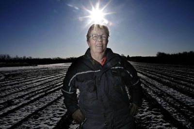 Karen Kristensen bor i Sandet med kartoffelmarker lige uden for døren. Hun og hendes mand er tidligere kartoffelavlere. Sidste år overtog sønnen bedriften. Men Karen Kristensen hjælper stadig flere gange om ugen med at pakke kartofler. Foto: Henrik Ole Jensen