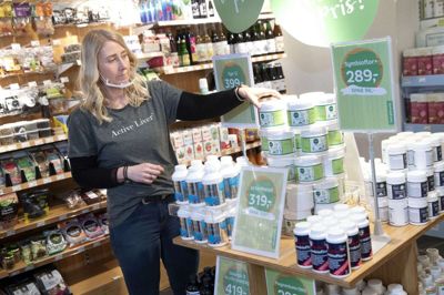 Marie Søndergaard, der er butikschef i Helsam Herning, fortæller, at forskellige kosttilskud i tiden får særlig stor opmærksomhed fra kunderne. Foto: Tom Laursen