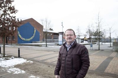 For 10 år siden var Tommy Pedersen og hustruen Marianne travlt optaget af at drive købmandsbutik og slagterforretning i Bording. Men på en nat og en formiddag blev alt ændret, da en voldsom brand lagde SuperBest-butikken i ruiner. Det blev ufrivilligt startskud til et nyt spor i arbejdslivet for Tommy Pedersen. Samtidig blev det begyndelsen på den byfornyelse i Bording, som Ikast-Brande Kommune, boligministeriet og Realdania satte i gang. Foto: Tom Laursen