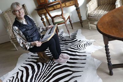 Esther Jensen er tidligere ejer af Borbjerg Mølle Kro, der brændte ned i nat. Hun ejede kroen i 31 år og solgte den for tre år siden. Det er frygteligt trist, at den er brændt siger hun. På billedet er hun fotograferet i sit hjem i Aulum, da hun udgav en rejsebog med nogle af sine 200 rejser gennem 50 år. Hun har også tidligere skrevet en bog om Borbjerg Mølles historie. foto: Henrik Ole Jensen