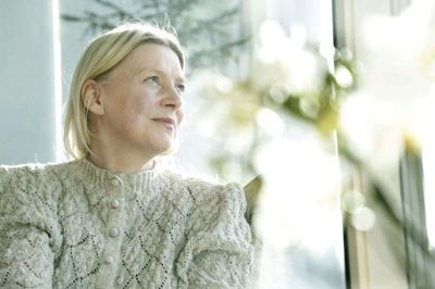Kvindesygdommen endometriose er både overset og tabubelagt. Derfor betyder det rigtig meget, at der nu er bevilget penge til et stort endometriose-forskningsprojekt, ligesom det har stor betydning, at en kendt journalist, DR-vært Louise Dreisig, har skrevet den personlige bog »Bloody Hell - syg af menstruation« om de udfordringer og tabuer, der følger med at være kronisk syg med endometriose. Det er med til at sætte fokus på sygdommen, siger Sigrid Sighvatsson fra Herning, der selv har lidt af endometriose i mange år. Foto: Henrik Ole Jensen