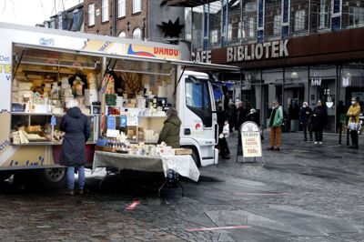 Der var fint gang i torvehandlen, da Folkebladet var et smut forbi lørdag forbi. Generelt har torvehandlerne haft en lille stigning i omsætningen under coronaen. Foto: Henrik Ole Jensen