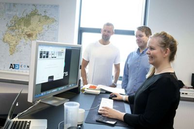 Nadia Dietz har sammen med hendes bror Sebastian og den tidligere HCM-spiller, Kristian Kjær Gjessing (t.v.) lavet appen eGamers. Foto: Tom Laursen