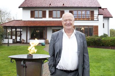 Jørgen Helle fotograferet i forbindelse med et fødselsdagsinterview til hans 70 års fødselsdag i 2014 foran sit hus, Teglkær på Åhavevej i Silkeborg. I 2008 fik han en blodprop i hjertet, men han viste viljestyrken og kæmpede sig tilbage. De sidste år af sit liv tilbragte han på Marienlund Plejecenter, hvor han døde. På grund af forsamlingsforbuddet er det vanskeligt at holde en bisættelse med mange mennesker, men familien forventer at holde en større mindehøjtidelighed, når forsamlingsforbuddet engang er ophævet.Foto: Jens Anker Tvedebrink