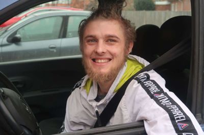 Jacob Pedersen, 26 år, AULUM:- Jeg skal i Harald Nyborg. Jeg er ved at renovere hus, men er ikke kommet så langt, for det er bøvlet at skulle købe ind på nettet. Det er en gildesal, jeg laver, så jeg mangler både Rockwool og noget tømmer. Desuden skal jeg bygge hønsehus. Det bliver også godt, når restauranterne åbner, men der går nok noget tid endnu.FOTO: Henrik Lind Jørgensen
