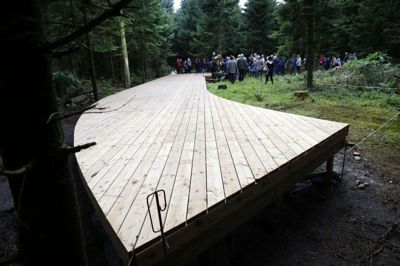 Skovsnogen huser faktisk en snert af Charlottenborg forstået på den måde, at elever fra Kunstakademiets Billedhuggerskole og professor Martin Erik Andersen for nogle år siden lavede en spejling af Charlottenborgs billedhuggerhave hos Skovsnogen - vel at mærke i en platform af træ. Fotoet er fra ferniseringen i 2016. foto: Flemming Hansen