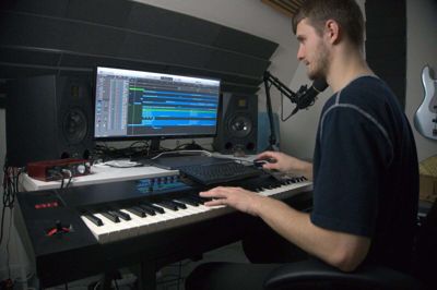 Fra sit hjemmestudie indspiller Jonas Hoffmann sin musik. En proces, der gør ham lykkelig, og hvor tiden forsvinder. Musik har altid været hans store passion. Foto: Privatfoto