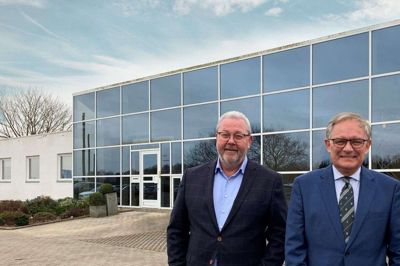 Viceadministrerende bankdirektør Claus E. Petersen (t.v.) og administrerende bankdirektør Jan Ulsø Madsen er her fotograferet foran Vestjysk Banks kommende hovedsæde i Birk. Foto: PR-foto