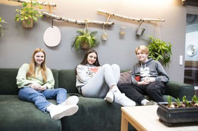 Julie Bitsch Olesen (t.v.), Lilia Tychkivska og Nicki Kogi Rasmussen har ligesom fem andre elever været på Hestlund Efterskole, fordi udfordringerne med at være hjemme under nedlukningen har været for store. Nu jubler de over, at foråret på mandag indledes med, at skolen igen fyldes med liv, så hverdagen måske kan vende lidt tilbage. Foto: Tom Laursen