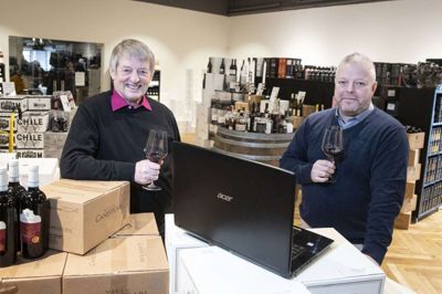 Preben Christensen (t.h.) og Søren Rasmussen (t.v.) står sammen med et hold teknikere for at få de mange festdeltager godt gennem aftenen. Foto: Tom Laursen