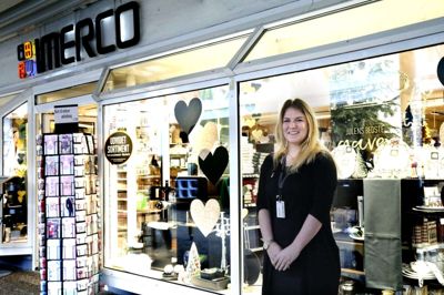 Camilla Koue må se til bag en lukket Imerco-dør, mens andre butikker i Strøgcentret åbner gennem bag- og sidedøre. Foto: Henrik Ole Jensen