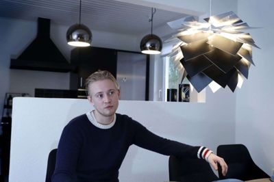 Jakob Schjermer kørte sammen med sin ekskæreste galt i 2016. Hun slap fra uheldet uden alvorlige mén, hvorimod Jakob Schjermer blev voldsomt medtaget. Hans erfaringer fra både rehabiliteringen, kampen for at komme tilbage til livet og kampene mod en kompleks sagsbehandling fra kommunens side har sat dybe spor. Nu ønsker han at hjælpe andre, som kommer i lignende situationer. Foto: Flemming Hansen