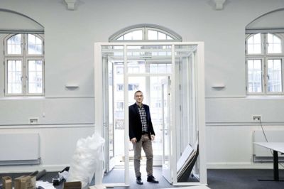 Den gamle gymnastiksal i Bethaniagade skal fremover rumme afdelingen for Kommunale Ejendomme, fortæller stabschef Jacob Phillipsen. Bygningen har fået nyt indgangsparti på den østlige side af bygningen. Foto: Henrik Ole Jensen