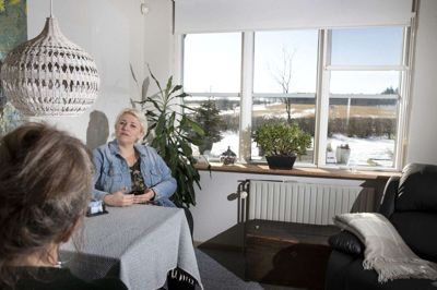 Hypnoterapeut Vickie Dissing har taget en overbygning på sin uddannelse og er flyttet, siden Herning Folkeblad senest skrev om hende. Nu er hun kommet på landet. - Vi fik ideen i april, og vi flyttede i juli. Og klienterne synes, det er rarere at komme her, hvor de kan parkere, uden at der er nogen, der ser dem, siger hun. I tilgift har hun fået en fantastisk udsigt - også fra klinikken, hvor klienterne kan lade blikket vandre ud over markerne under forsamtalen. I denne tid er det ofte klienter med angst for corona, der henvender sig. Foto: Tom Laursen