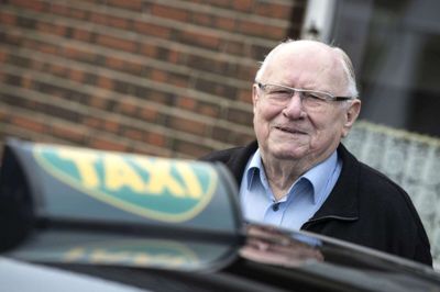 Det er Mercedes nummer 20, taxavognmand Jens Chr. Bækgaard har holdende i garagen. Før det kørte han i en periode i Chrysler. Den allerførste hyrevogn, han købte for 50 år siden, var en Simca 1500 - men uanset mærke og model har det været 50 rigtig gode arbejdsår - både bag rattet og i det organisatoriske arbejde - synes den jubilerende taxa-chauffør, som grundet corona må vente lidt med at blive fejret. Foto: Tom Laursen
