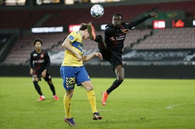 Det holdt hårdt og først, da Gustav Isaksen kom på banen, kom bolden over målstregen. Indskifteren scorede på en returbold efter Evanders hårde skud fra distancen. Foto: Flemming Hansen