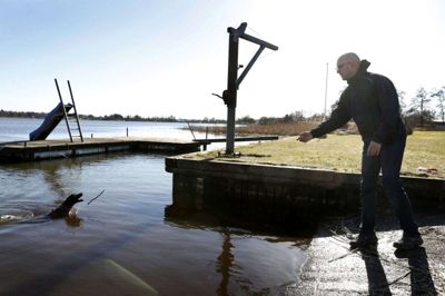Jens Peter Winther var ude med hunden Molly, der gerne sprang i det kolde vand i Sunds Sø ved sejlklubben. Foto: Flemming Hansen