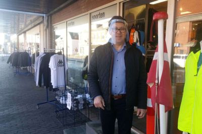 Niels Ove Henriksen mente, at der var grund til også at sætte flaget ud, da han kunne genåbne butikken mandag formiddag. Foto: Jesper Wind