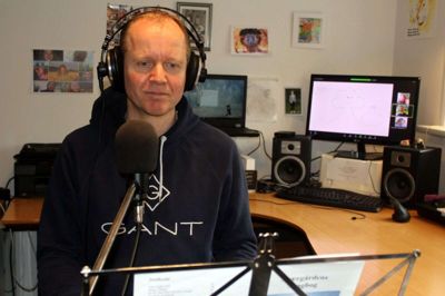 Selv om Højskolen Skærgården kun er åben for virtuel undervisning, har den alligevel fælles morgensang på programmet. Lærer på Trivselslinjen, Michael Møller Andersen, har lavet et hjemmestudie, hvor han spiller klaver og synger til morgensang og fællessangsaftener hver torsdag, mens det bliver filmet. Så kan højskoleeleverne logge sig på og synge med - dog kan de kun høre sig selv synge. Foto: Privatfoto