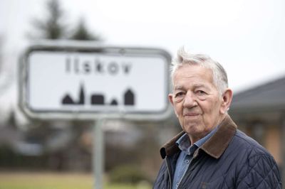 Kaj Hagelskær bor næsten symbolsk på kanten mellem land og by - parcelhuset ligger i Ilskov, men med udsigt til det landbrugsland, der også har været en stor del af hans liv. Tirsdag 3. marts fylder Kaj Hagelskær 85 år.