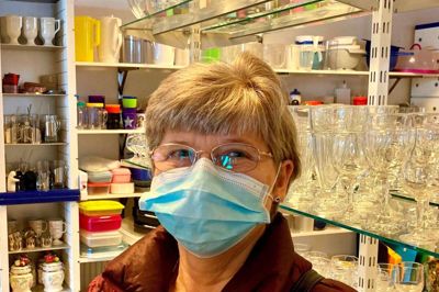 Inge Nielsen, 58 år, Bording, førtidspensionist:- Jeg har ikke som sådan savnet at shoppe, men jeg nyder at kunne komme lidt ud, og jeg kan godt lide at finde ting i genbrugsbutikker.Jeg har netop fundet nogle fine tallerkener som min søn og svigerdatter skal have i påskegave i stedet for et påskeæg.Foto: Anne Cecilie Emmery