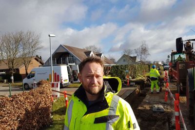 Jakob Stenholt, distributionsleder hos Energi Ikast fortæller, at prisen for at tilslutte boligen til fjernvarmenettet er blevet halveret. Foto: Thomas Vang Nielsen