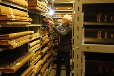 I Folkebladets kælder bag lås og slå og med særligt tilpasset temperatur og luftfugtighed opbevares indbundne avisbøger med alle Herning Folkeblad-udgivelser gennem 150 år. Det er skrøbeligt materiale, som Kurt H. Jørgensen er en af de få udvalgte, der har adgang til.