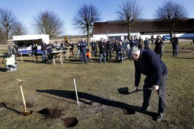 Første spadestik blev gjort godt og grundigt, fordi der var tre fra Møltrup, der tog spaden og vippede jord op. Her er det forstander Ebbe Larsen. Foto: Flemming Hansen