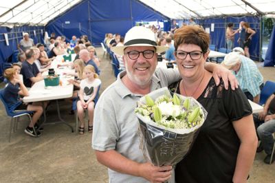 Kent Lykke går på pension - og denne gang er det alvor, forsikrer skolelederen på Uhre Friskole. Her ses han sammen med Dorthe Zacho, da han i 2018 blev kåret som Årets Uhre-Borger. Foto: Tom Laursen