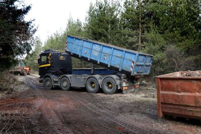 Rind Plantage var i går i gang med at fjerne byggeaffald fra skoven syd for Herning. Foreløbigt er man kun nået til den godt 100 meter lange »delstrækning 1«, mens den 400 meter lange »delstrækning 2« endnu står uberørt. Fristen for at fjerne de 558 ton affald udløber i dag. Foto: Flemming Hansen