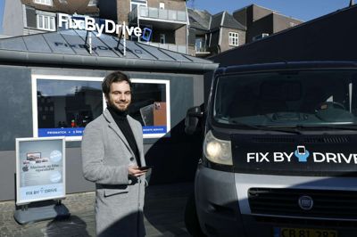 Tekniker Alen Hasanovic er en af de medarbejdere, som står klar til at tage mod kunder, der lægger vejen forbi Lilletorv. Her har firmaet FixByDrive åbnet butik og værksted inden for elektronik. Det sker fra det tidligere fiskehus ved Føtex’ parkeringsplads. Foto: Henrik OLe Jensen