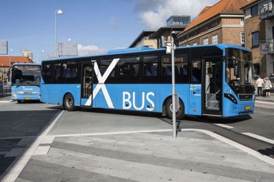 En X-bus svinger ud fra Herning Station. Efter sommerferien vil den direkte rute 952X blive nedlagt. Efter mange indsigelser og protester vil Midttrafik beholde den direkte forbindelse på tværs af regionen mellem Ringkøbing og Aarhus med en ny rute 124. Foto: Tom Laursen