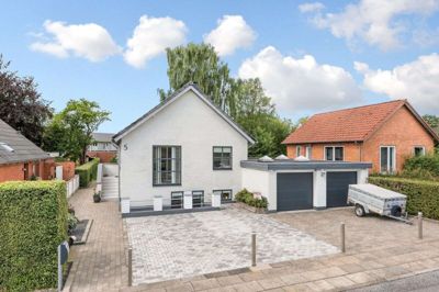Det fuldmurede hus på Tunøvej 5 i Herning er shinet op med pudset facade. Det har desuden gennemgået en totalrenovering i 2007. Foto: Ejendomsmæglerfirmaet John Frandsen, Herning