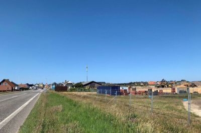 Porten fra øst ind til Søndervig graves op, men skal være klar igen inden påske. Nye kloakker til blandt andet Lalandias badeland til højre skal i jorden. Foto: PR-Foto