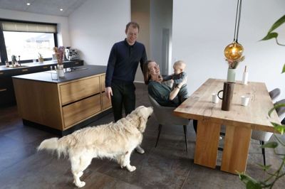 Parret er meget begejstret for hele huset - men særligt køkken-alrrummet, fordi det bare fungerer rigtigt godt. Der kan stå flere samlet i køkkenet, og man kan altid holde øje med, hvad der ellers sker i rummet. Foto: Flemming Hansen