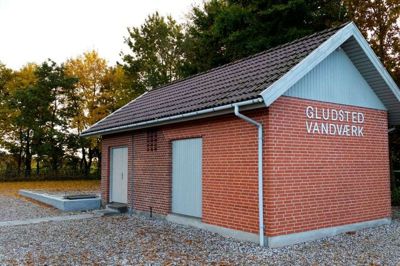 Hos både Gludsted og Isenvad Vandværk oplever man for tiden et større vandspild. Det kan ses om natten, hvor forbruget er meget større end normalt. Derfor opfordrer vandværkerne nu borgerne i området til at tjekke deres vandmåler for ureglmæssigheder, så de undgår en stor ekstraregning. Foto: Privatfoto
