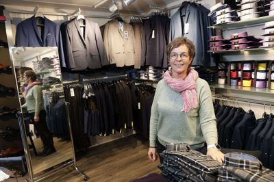 Handelslivet er kommet ud af corona- og vinterdvalen, og det glæder Lene Bredkjær sig over. Hun er ansat hos Tøjeksperten i Vildbjerg, og der er udsalg for at få plads til de nye friske forårsvarer. Foto: Flemming Hansen