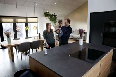 Kristen Rayzak og Søren Trelborg har sammen med sønnen Theodor og familiens hund har boet i huset i godt to måneder. Indretningen af boligen fungerer også godt i praksis - og ikke kun plantegningen, fortæller parret. Foto: Flemming Hansen