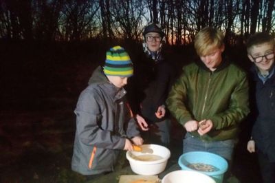 Der skrælles, snittes og skæres ved bordet til aftenens grønsagssuppe for væbnerne i Fjelstervang FDF. Fra venstre er det Kristoffer Klemmensen, Silas Christensen, Lucas Gram og Tobias Kærgaard. Foto: Jesper Wind