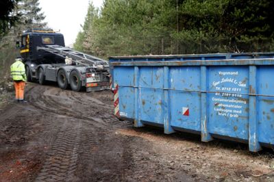 Sådan så der ud i Rind Plantage onsdag eftermiddag, hvor arbejdet med at grave byggeaffald op fra en af de to skovveje var i gang. Byggeaffaldet er nu - efter plantagens eget udsagn - ved at blive kørt til RGS Nordics modtageanlæg i Hjøllund sydøst for Ikast. Foto: Flemming Hansen