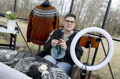 Annie Hartvig bruger sin mobiltelefon på et stativ til at optage videoklip om strikning. Lysringen bag telefonen er med til at give det rigtige lys på optagelserne, der bliver lagt på Youtube. Foto: Henrik Ole Jensen
