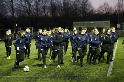 Vildbjergs mandskab i kvindernes 1. division er undtaget fra forsamlingsforbuddet og har haft gang i træningen siden 3. januar. Her er den humørfyldte trup fanget under torsdagens træning på anlægget i Vildbjerg. Foto: Flemming Hansen
