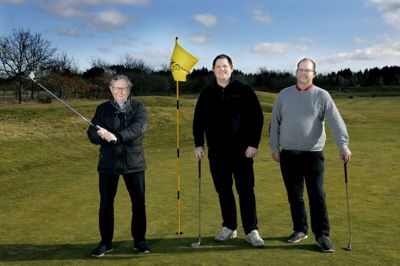 Klubbens folk går fremtiden i møde med optimisme. Fra venstre er det formand Kristian Hansen, klubsekretær Thomas Jul Noesgaard Hansen og træner Michael Nielsen. Foto: Henrik Ole Jensen