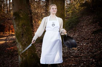 Under coronanedlukningen sidste forår var Rikke Frederiksen i sommerhus med sin plejemor Lene, og en pludselig indskydelse fik hende til at melde sig som deltager i Master Chef på TV3, hvor hun er med i den nye sæson. Til hverdag er Rikke studerende på 2. semester på Dania Erhvervsakademi i Silkeborg, hvor hun læser til finansøkonom. Så indtil videre er interessen for madlavning på hobbyplan. 